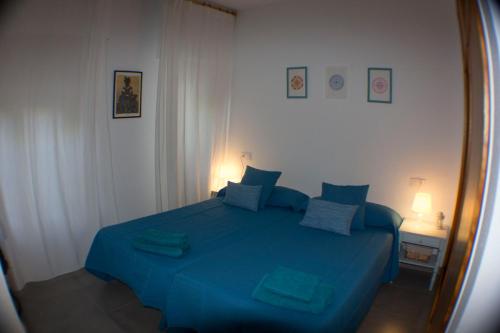 1 dormitorio con cama azul y almohadas azules en Casa De Los Mandalas, en Altea