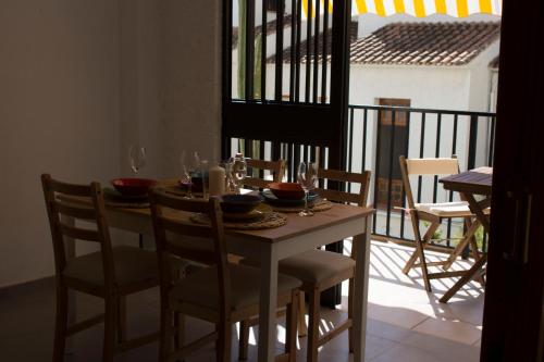 mesa de comedor con sillas y mesa con gafas en Casa De Los Mandalas, en Altea