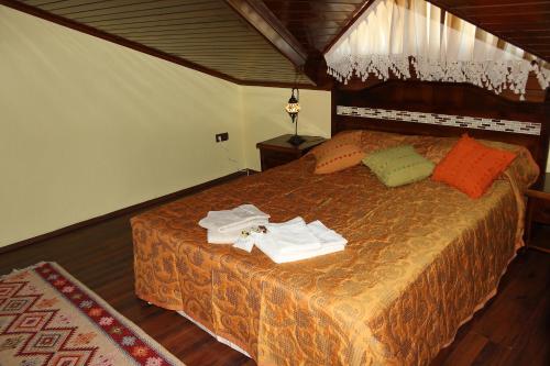 Un pat sau paturi într-o cameră la Kybele Hotel Gocek