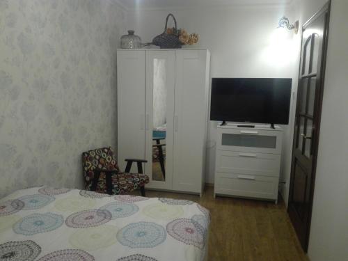 - une chambre avec un lit et une télévision sur une commode dans l'établissement Apartament Śródmieście, à Łańcut