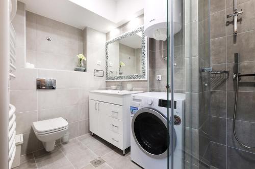 a bathroom with a washing machine in a shower at Apartment Paradise SunShine in Belgrade