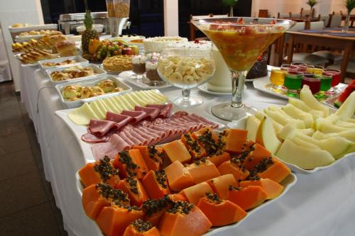 Hotel Kehdi Plaza في باريتوس: بوفيه من الجبن واللحوم والمشروبات على طاولة