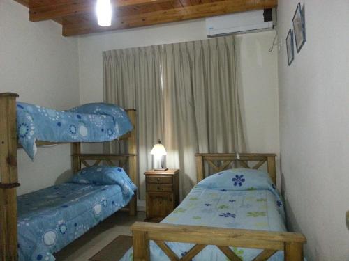 1 dormitorio con 2 literas y ventana en Caminos del Vino Apartments en Mendoza