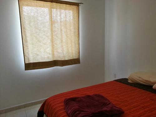 En eller flere senger på et rom på Campo Real Oriente