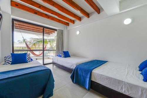 2 camas en una habitación con ventana en Apartamento Bay Point 303, en San Andrés