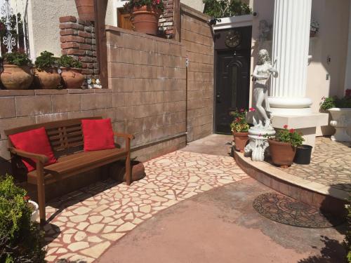 Entire Second Flr - Santa Monica Luxury Roman Villa photo 15