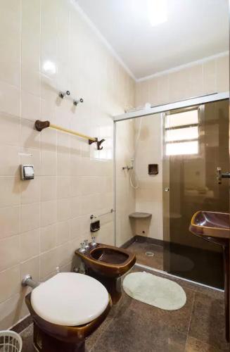 a bathroom with a toilet and a shower at Casa na Serra da Cantareira in Mairiporã