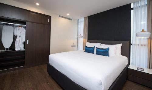 Ένα ή περισσότερα κρεβάτια σε δωμάτιο στο HAIAN Beach Hotel & Spa