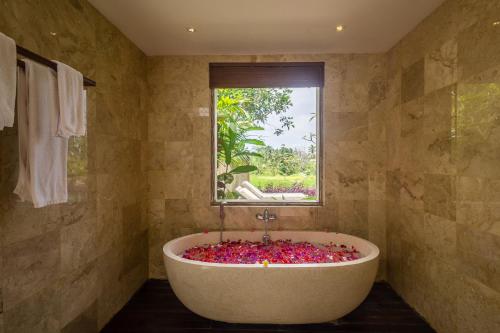 Bathroom sa Mesari Hotel Ubud