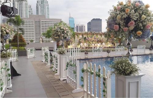 Kolam renang di atau dekat dengan Royal Kuningan