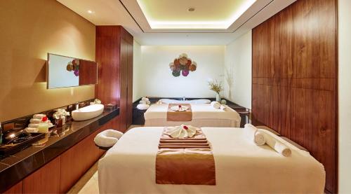 
A bed or beds in a room at Lotte Hotel Saigon
