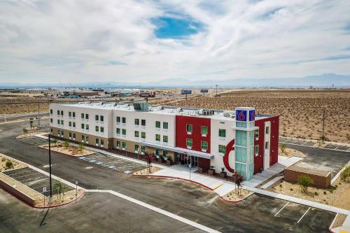 a red and white building in the middle of a desert at Motel 6-Las Vegas, NV - Motor Speedway in Las Vegas
