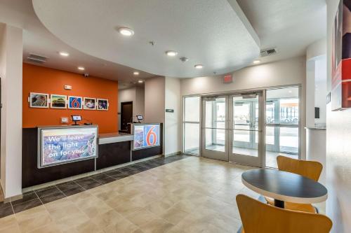 Lobby alebo recepcia v ubytovaní Motel 6-Las Vegas, NV - Motor Speedway