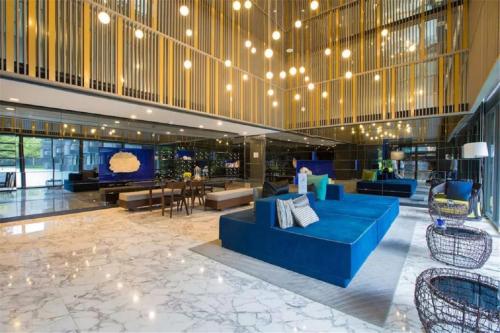 Ruang duduk di The Deck Patong by VIP