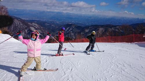 Skiing at a vendégházakat or nearby