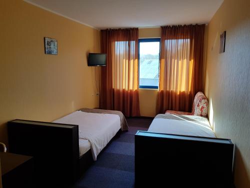 Un pat sau paturi într-o cameră la Formula 1 Motel