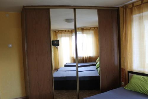 カリーニングラードにあるКвартира в самом центре Калининградаのベッドルーム(鏡付きクローゼット、ベッド付)