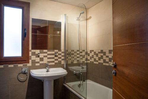 Real de Cartuja Apartments & Suites, Granada – Updated 2022 ...
