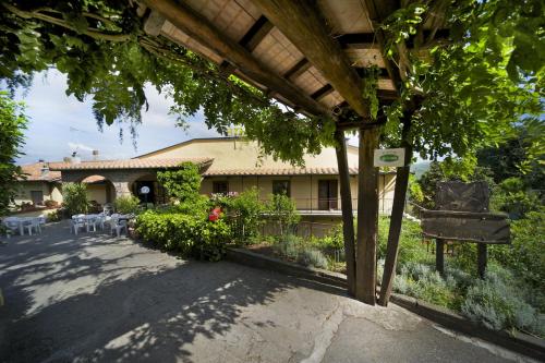 un bâtiment avec une table et des chaises devant lui dans l'établissement Hotel Girifalco, à Massa Marittima