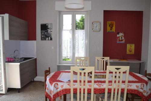 Η κουζίνα ή μικρή κουζίνα στο Gîte chez la Marie