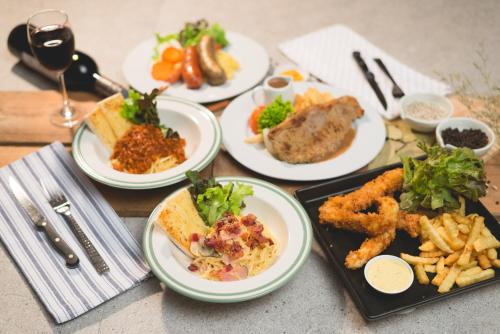 ホテルの敷地内または近くでの食事または食べ物