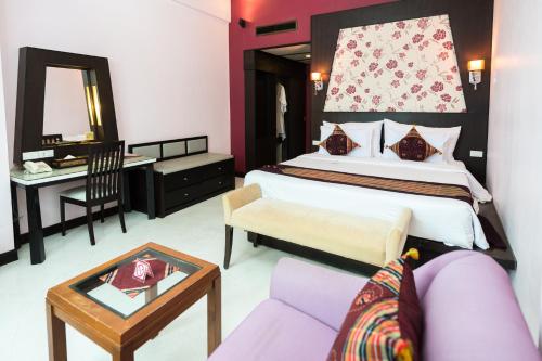 River Kwai Hotel tesisinde bir odada yatak veya yataklar