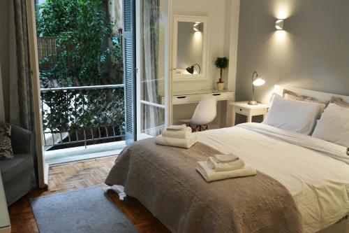アテネにあるStylish apartment in Kolonakiのベッドルーム1室(ベッド1台、タオル2枚付)