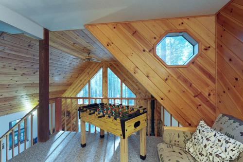 Una mesa de billar en Sherwood Bear Cabin