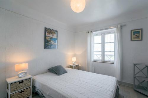シブールにあるBalea Gorriの白いベッドルーム(ベッド1台、窓付)