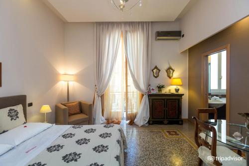 Schlafzimmer mit einem Bett, einem Schreibtisch und einem Fenster in der Unterkunft B&B Orsini 46 in Neapel