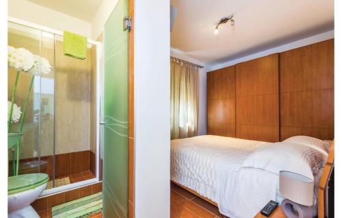 - une chambre avec un lit et une salle de bains pourvue d'une douche dans l'établissement Petra Hills, à Opatija