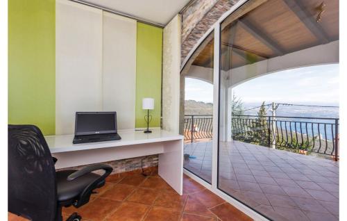 un bureau avec un bureau, un ordinateur portable et un balcon dans l'établissement Petra Hills, à Opatija