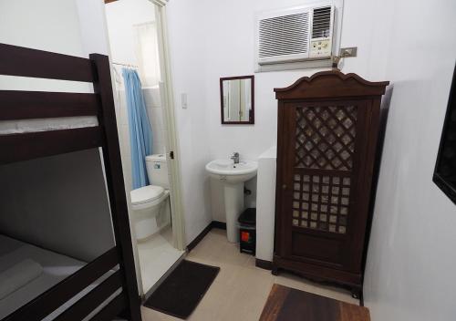 Kamar mandi di Balay Travel Lodge