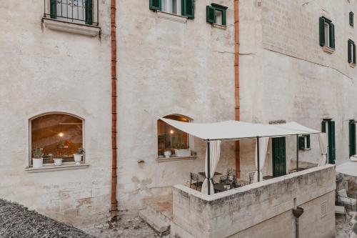 a building with a white tent in front of it at Ai Maestri Rooms&Cafè in Matera