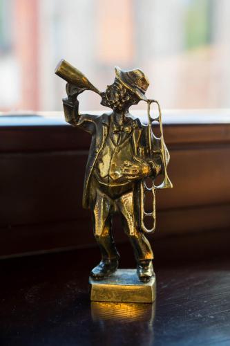 a gold statue of a man playing a trumpet at Piernikowy Domek in Toruń