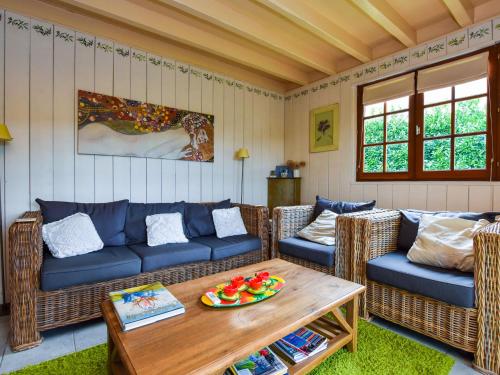 - un salon avec des canapés et une table dans l'établissement Holiday home in Miremont with garden, à Saint-Jacques-dʼAmbur