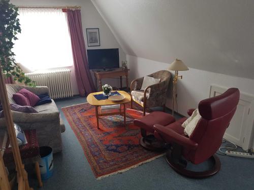 a living room with two chairs and a table at Horn Ingrid in Neustadt in Holstein