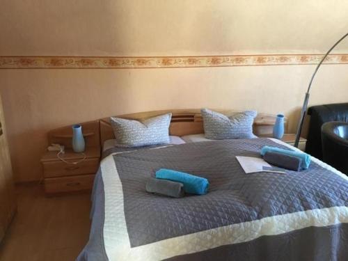 ein Schlafzimmer mit einem Bett mit blauen Kissen darauf in der Unterkunft Ferienwohnung Deichgraf in Westerland