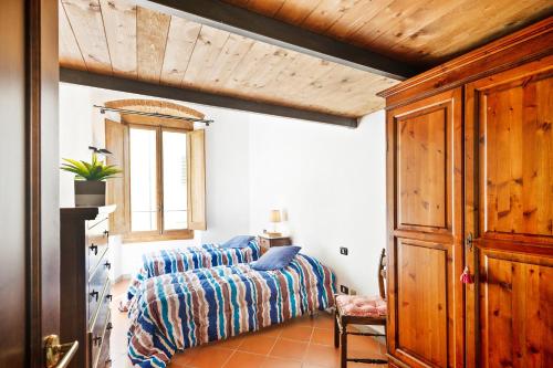 sypialnia z łóżkiem i drewnianym sufitem w obiekcie San Lorenzo Wooden Loft we Florencji