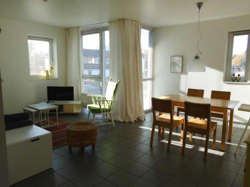 ペルツァーハケンにあるOstseeresidenz App 6のキッチン、リビングルーム(テーブル、椅子付)