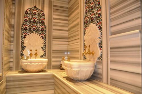 - Baño con 2 lavabos en una habitación en Izala Boutique Hotel, en Mardin