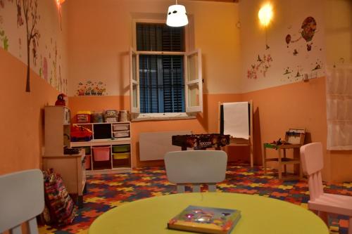 Athieno - Αθηαινώ في Athienou: غرفة اطفال مع طاولة وثلاجة