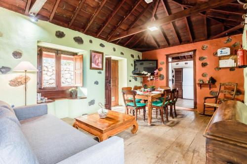 a living room with a couch and a table at Los Draguitos in Villa de Mazo