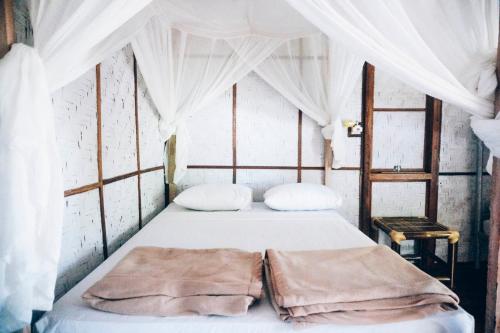 เตียงในห้องที่ Mojosurf Camp Red Island