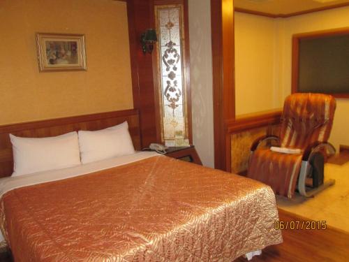En eller flere senge i et værelse på Huangjia Motel