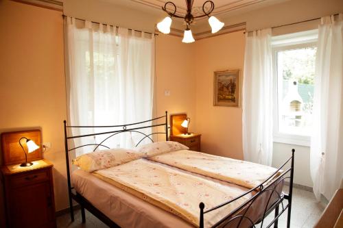 Een bed of bedden in een kamer bij Villa Perla del Lago