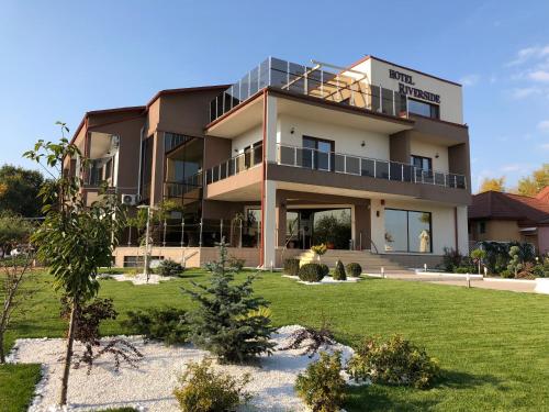 a building with a lawn in front of it at Residence Riverside in Galaţi