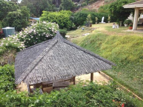 Κήπος έξω από το Bright & Beautiful Home On The Hills!
