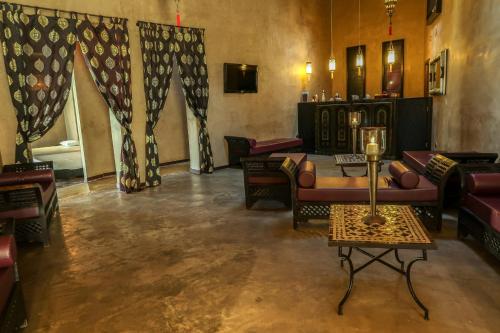 - un salon avec des canapés et une table dans l'établissement Masseria & Spa LuciaGiovanni, à Lecce