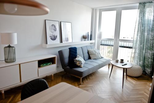 - un salon avec un canapé et une table dans l'établissement Apartament Chłodna near to city center, à Varsovie